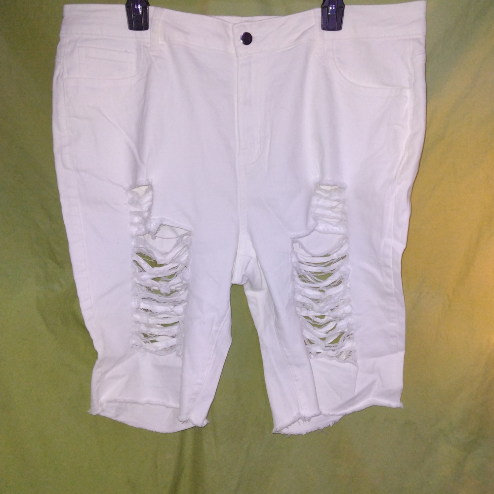Chic White Ripped Denim Shorts